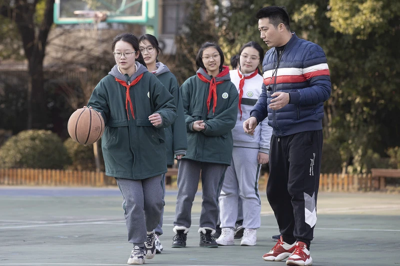 刻苦训练篮球时如何避免受伤的建议_1